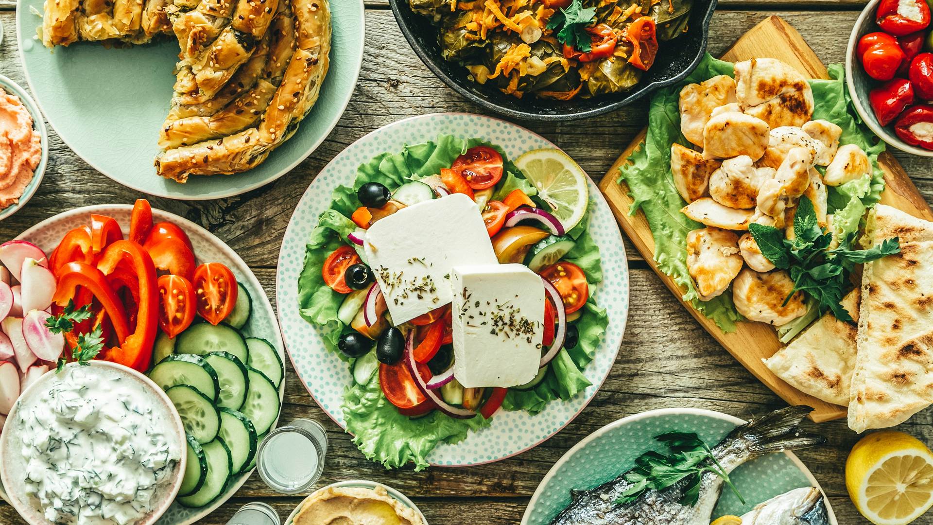 Griechische Spezialitäten – reich gedeckter Tisch