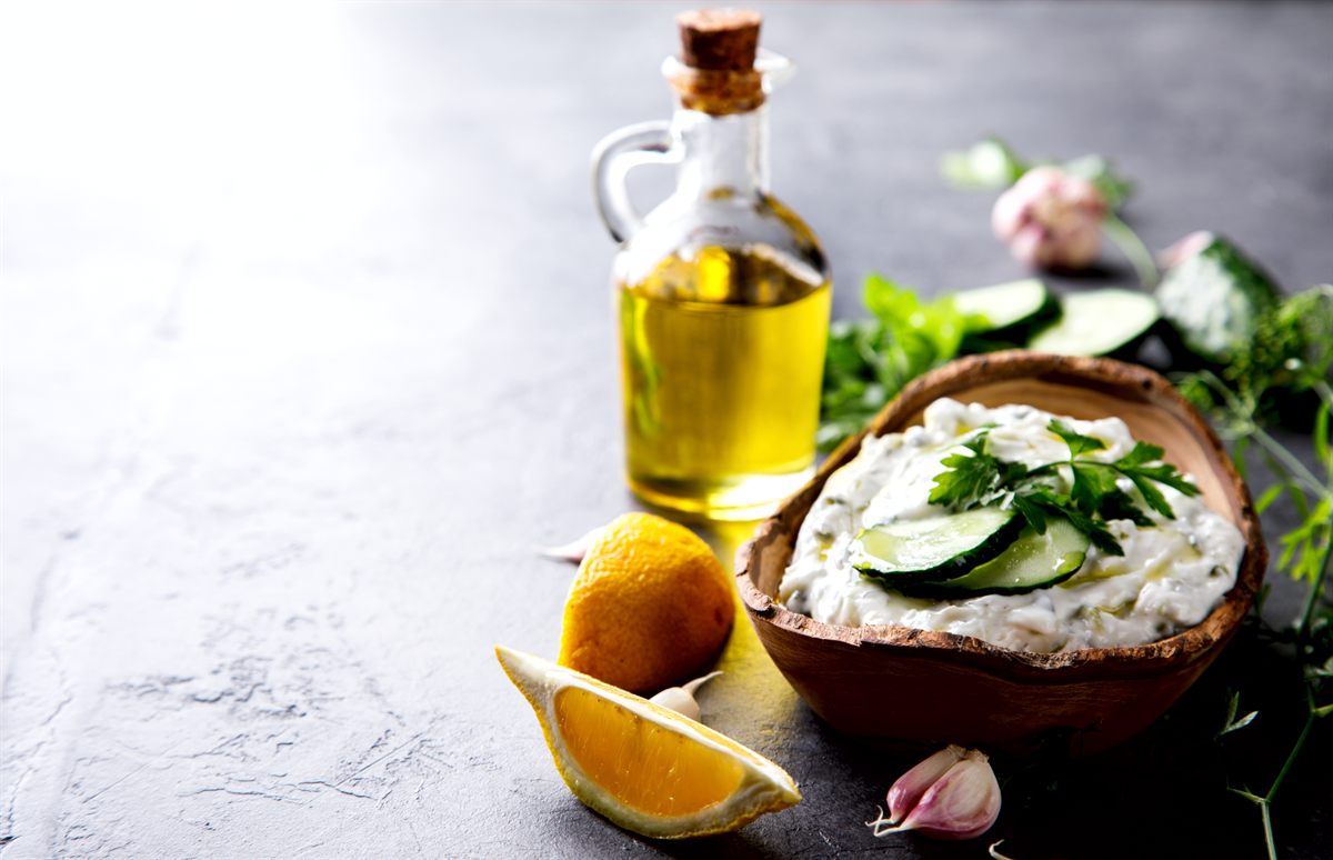Hausgemachtes Zaziki mit Olivenöl